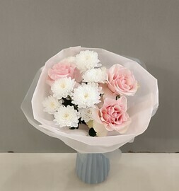 Французские розы и хризантемы в букете 