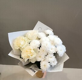 Belie rozi i hrizantemi