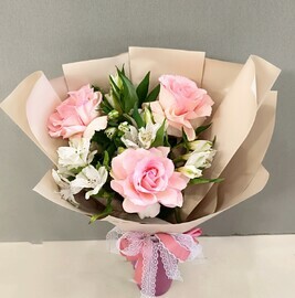 Розы и альстромерия 