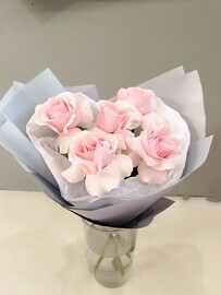 Розовые французские розы