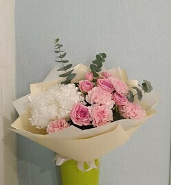 Buket s gortenziej i rozami