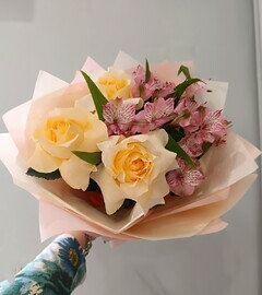 Французские розы и альстромерии 