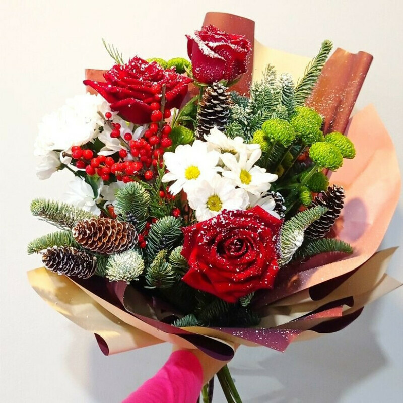 Buket novogodnij s rozoj i ileksom, standart