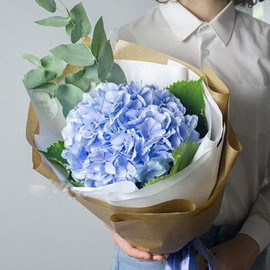 Букет со стабилизированной голубой гортензией