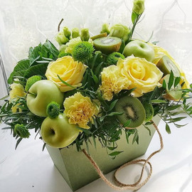 Композиция с желтыми розами и фруктами