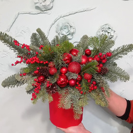 Новогодняя композиция в красном цвете