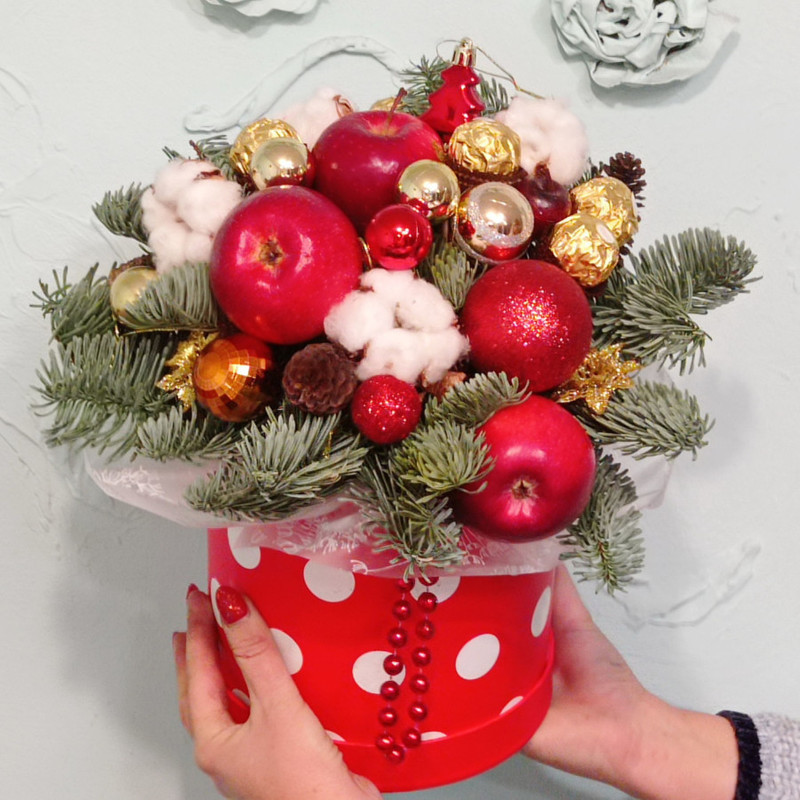 Novogodnyaya kompozitciya v korobochke s yablokami i sharikami, standart