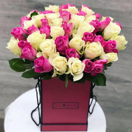 Белые и розовые розы в коробке