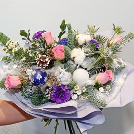 Zimnij buket s hlopkom, gvozdikoj i rozami