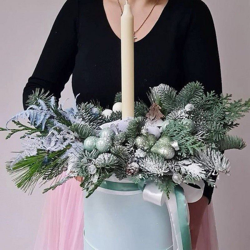 Композиция в коробке с хвойниками и свечой, стандартный