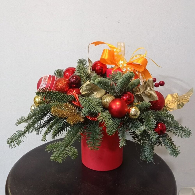 Композиция из нобилиса и ёлочных игрушек в коробке, стандартный