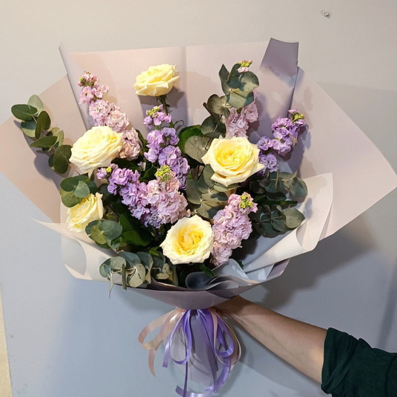 Пионовидные розы и маттиола, стандартный