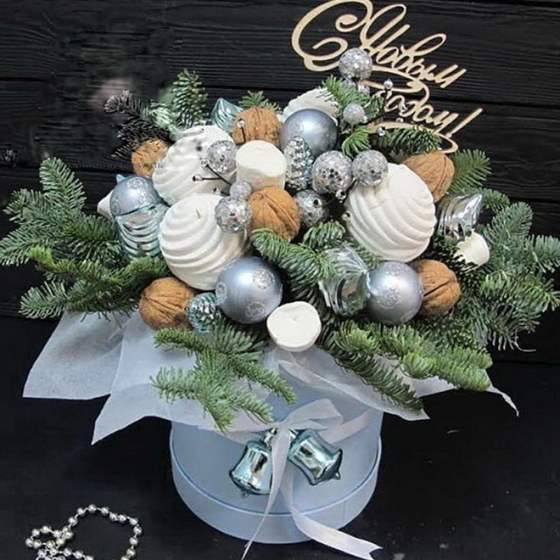 Novogodnyaya kompozitciya s zefirom i orehami, standart