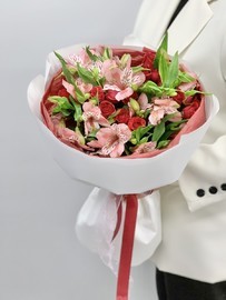 YArkij buket iz kustovih roz i al_stromerij