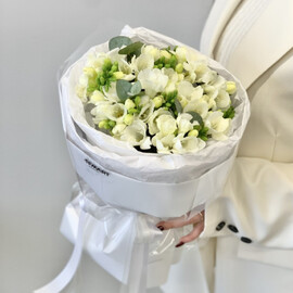 Букет из белых фрезий