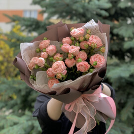 Buket iz 7 kustovih pionovidnih roz «Bombastik»