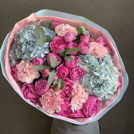 Букет ароматный с пион розами кустовыми и гортензией . модный и стильный . большой и шикарный