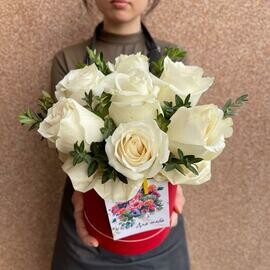 Korobochka  7 belih roz v stil_nom oformlenii na den_ rozhdenie . aktciya