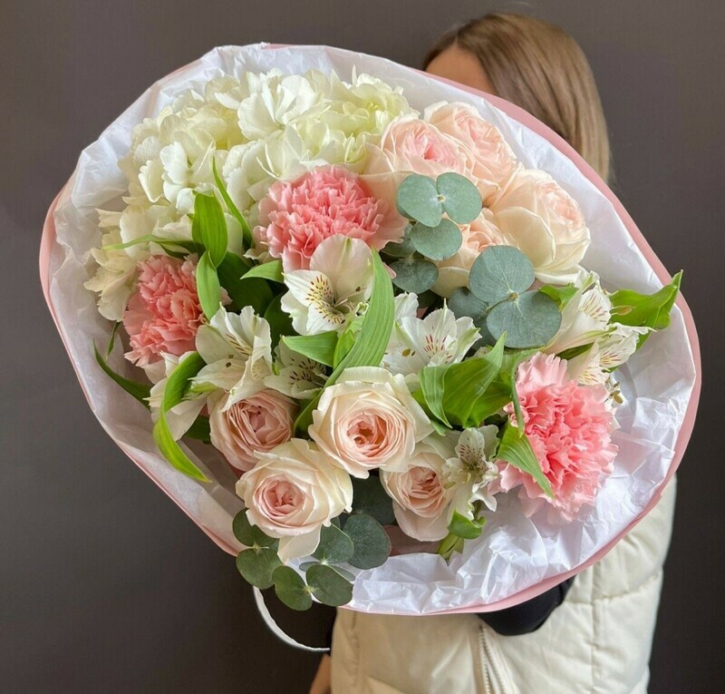 Нежный букет в круглой дизайнерской упаковке с добавлением нежной кустовой розы, стандартный