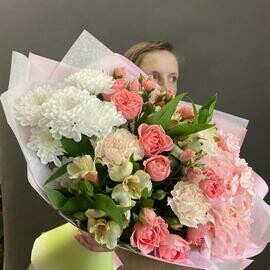 Tiffani buket shikarnih tcvetov svezhij