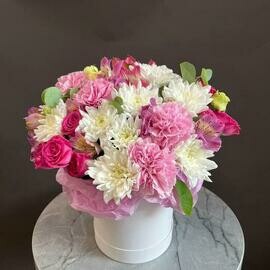 Kompozitciya svezhih tcvetov v korobke s rozami