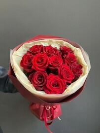 Стильный букет из 11 красных роз