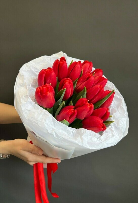 Vesennij buket iz 15 krasnih tyul_panov, standart