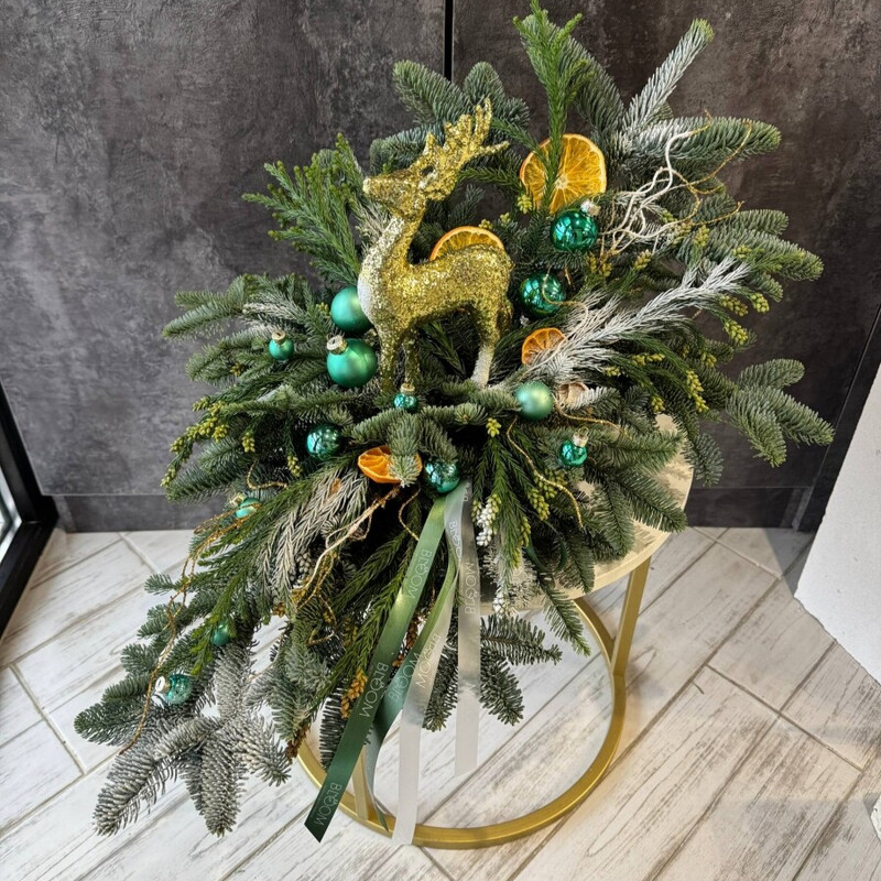 Novogodnyaya kompozitciya so skazochnim olenem, standart