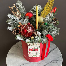 Alaya novogodnyaya kompozitciya