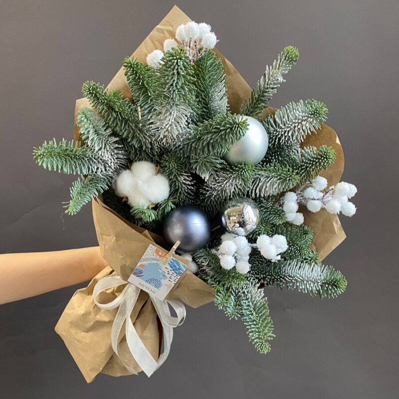 Novogodnij buket s serebristim aktcentom, standart