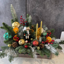 Композиция в деревянном ящике