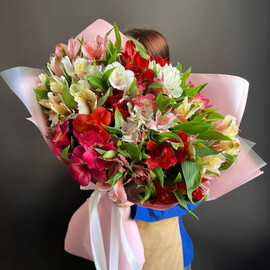 Красочный букет из 15 альстромерий