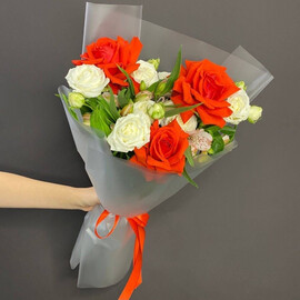 YArkij buket s  dobavleniem aloj frantcuzskoj rozi