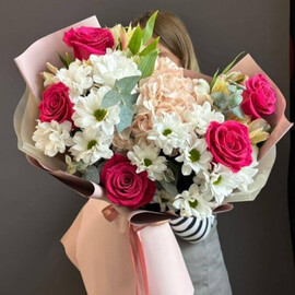 Avtorskij buket s dobavleniem romashkovoj hrizantemi i malinovih odnogolovih roz