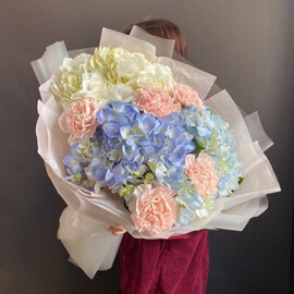 Нежные гортензии с диантусами