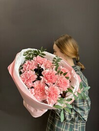 9 розовых гвоздик с фисташкой в дизайнерской упаковке