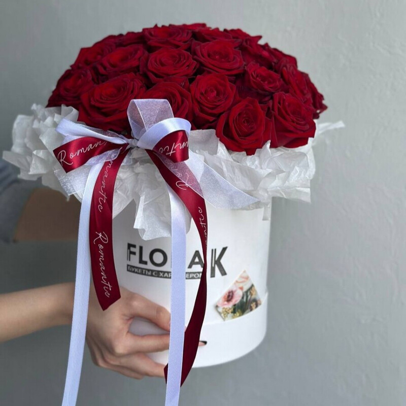 Шляпная коробка с красными розами, премиум