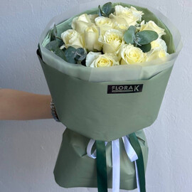 Букет белых роз с эвкалиптом