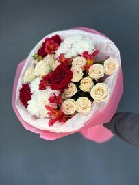 Сборный букет из роз и кустовых хризантем