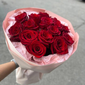 Букет из 15 красных розу в упаковке 