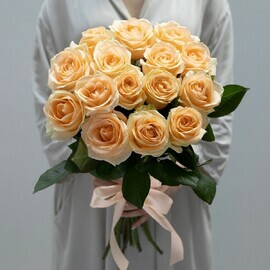 15 кремовых роз