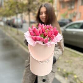 25 нежных тюльпанов в коробе
