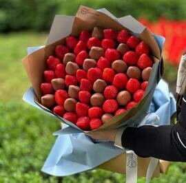 Клубника в шоколаде букет