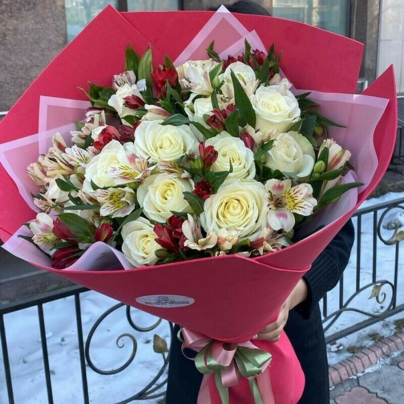 Розы и альстромерии свежий букет, стандартный