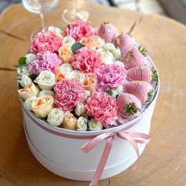 Цветы и клубника в шоколаде