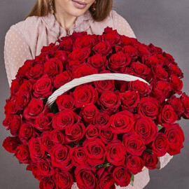 51 роза в корзине