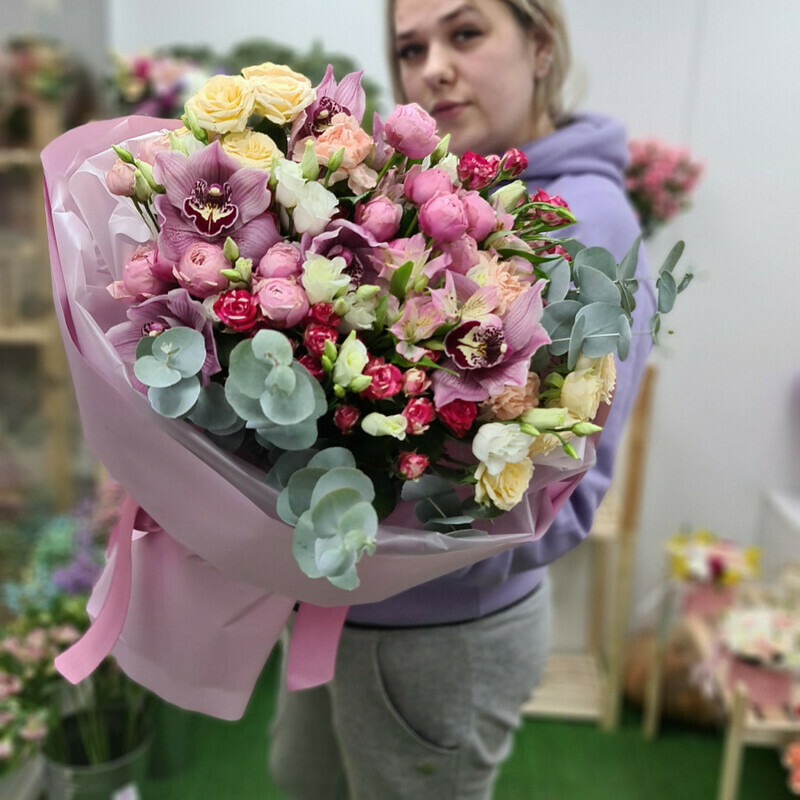 Кустовые розы эустома эвкалипт, стандартный