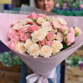 buket iz kustovih roz