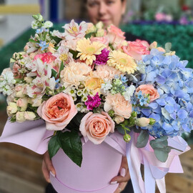 Композиция из роз и гортензии