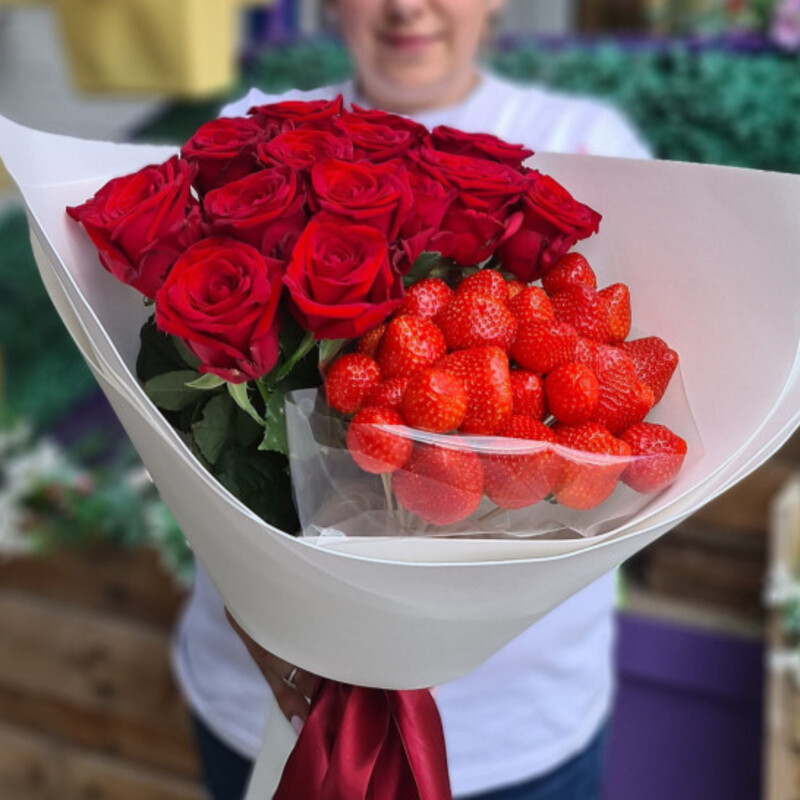 Букет из роз и клубники, стандартный